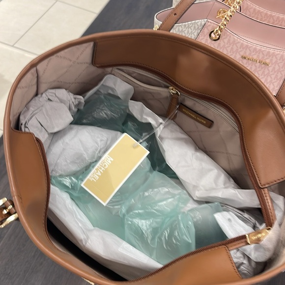 MICHAEL KORS JET SET TRAVEL LARGE TZ SHOULDER TOTE BAG MK BROWN DOTS
NWT - Picture 10 of 16